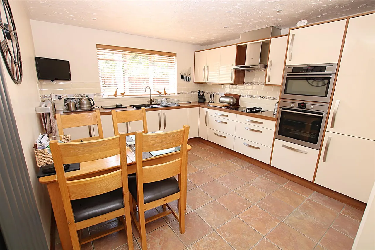 Battalion Drive, Wootton, photo 6