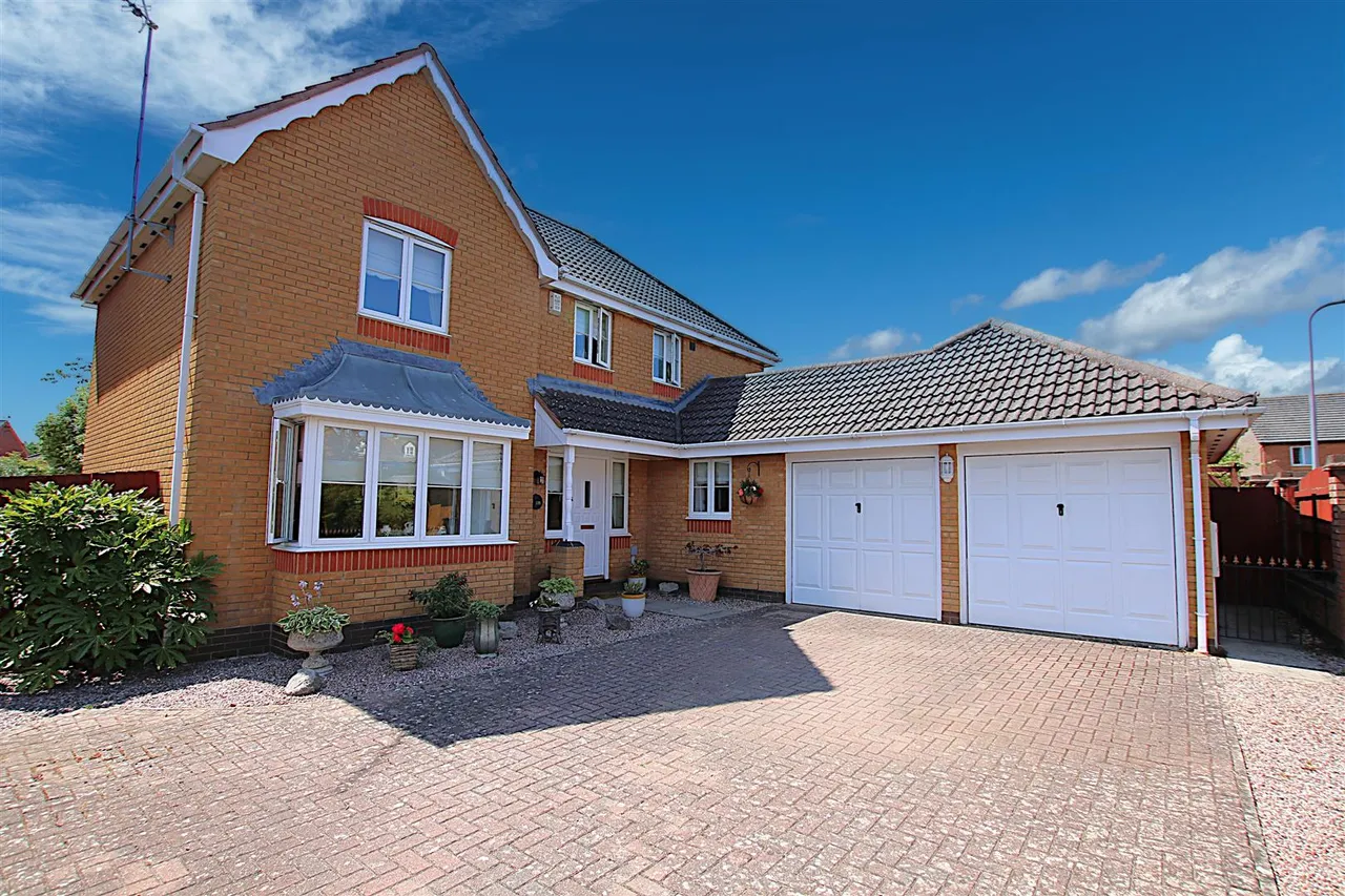4 bed house for sale — Battalion Drive, Wootton