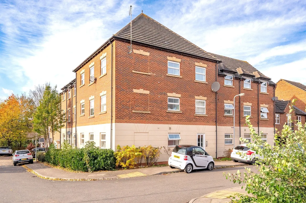 2 bed flat for sale, Bellway Close, Kettering, NN16
