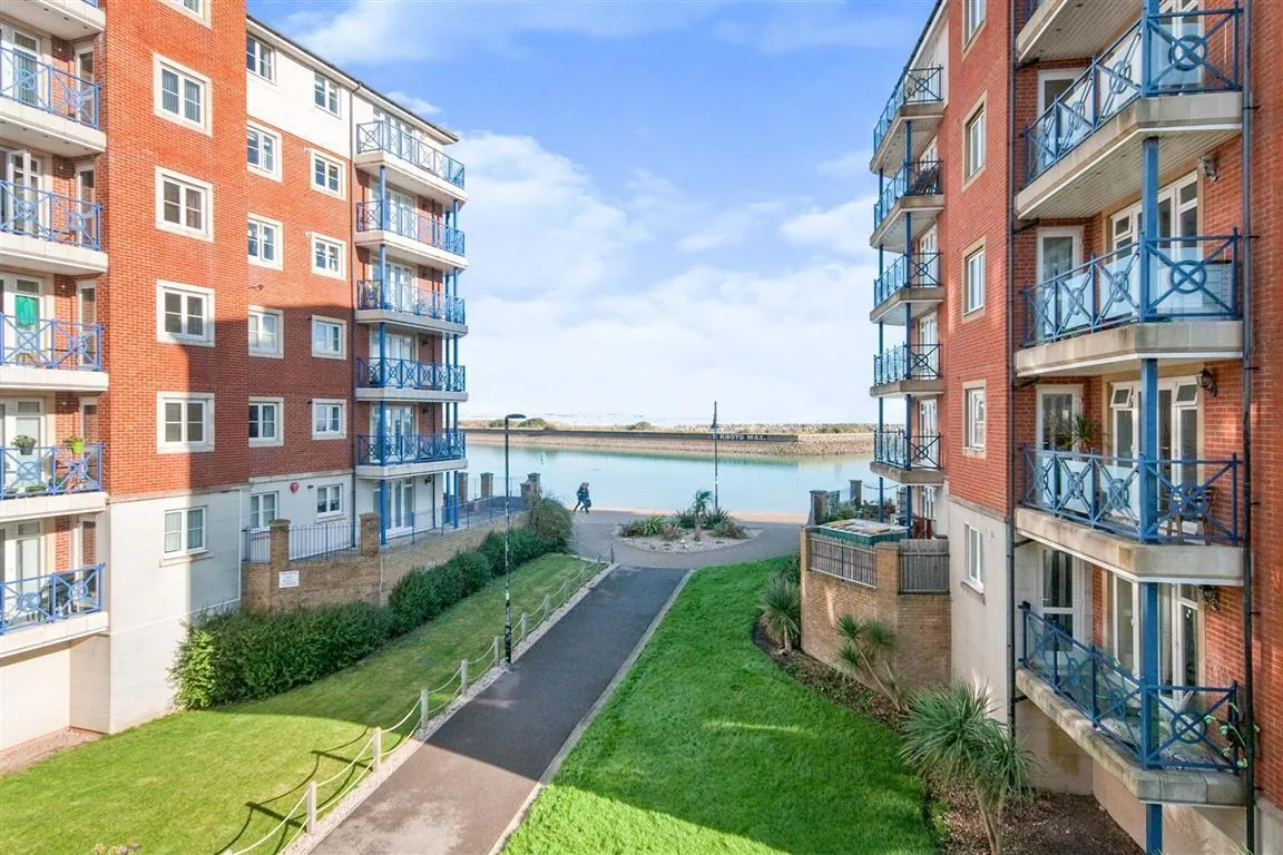 2 bed flat for sale — Barbuda Quay, Eastbourne