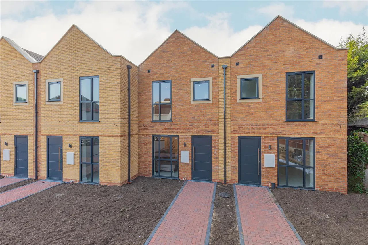 3 bed house for sale, North Drive, Hounslow