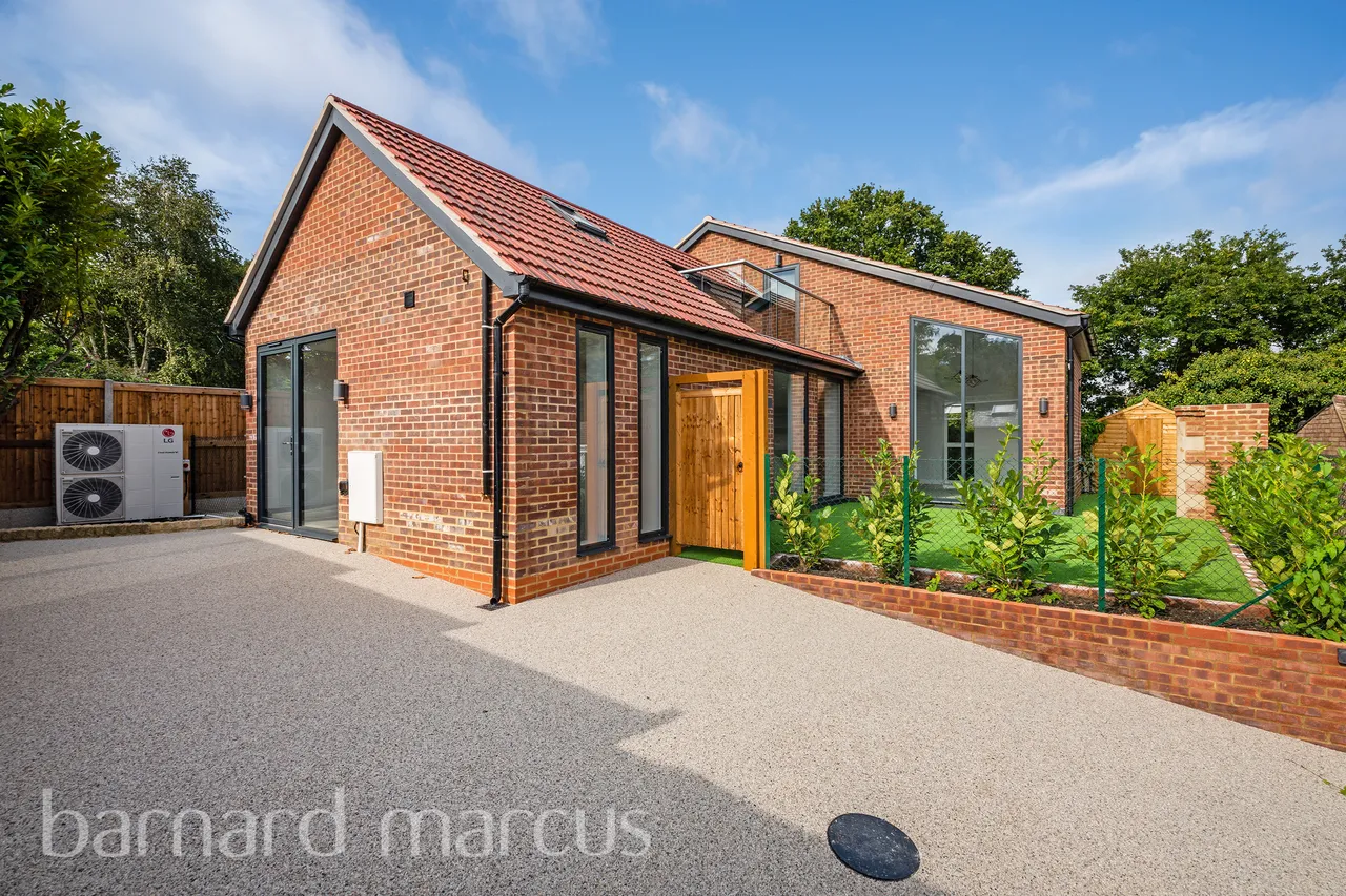4 bed house to rent — Holmwood Close, Cheam