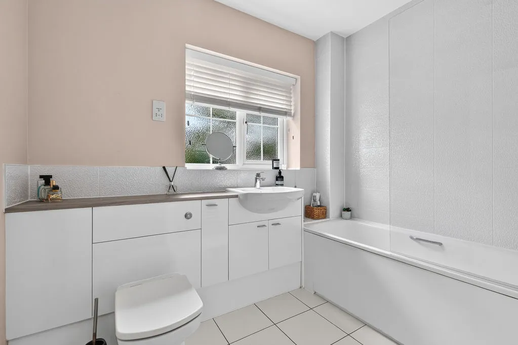 Highfield Park, Row Town KT15 1EU, photo 17