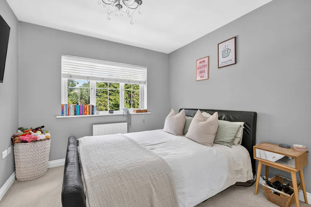 Highfield Park, Row Town KT15 1EU, photo 10