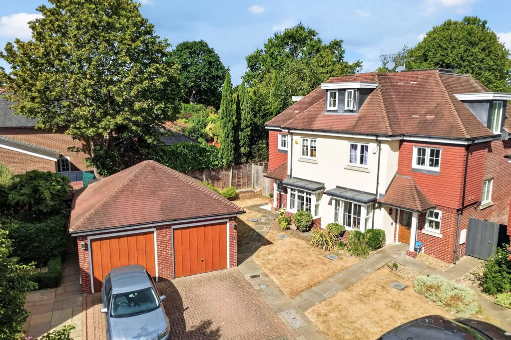 Highfield Park, Row Town KT15 1EU, photo 2