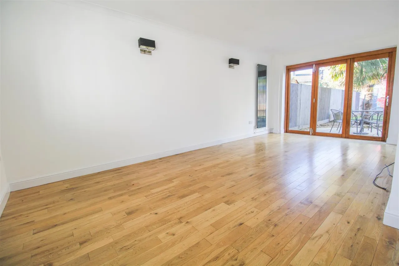 North Grove, Harlow, CM18, photo 2