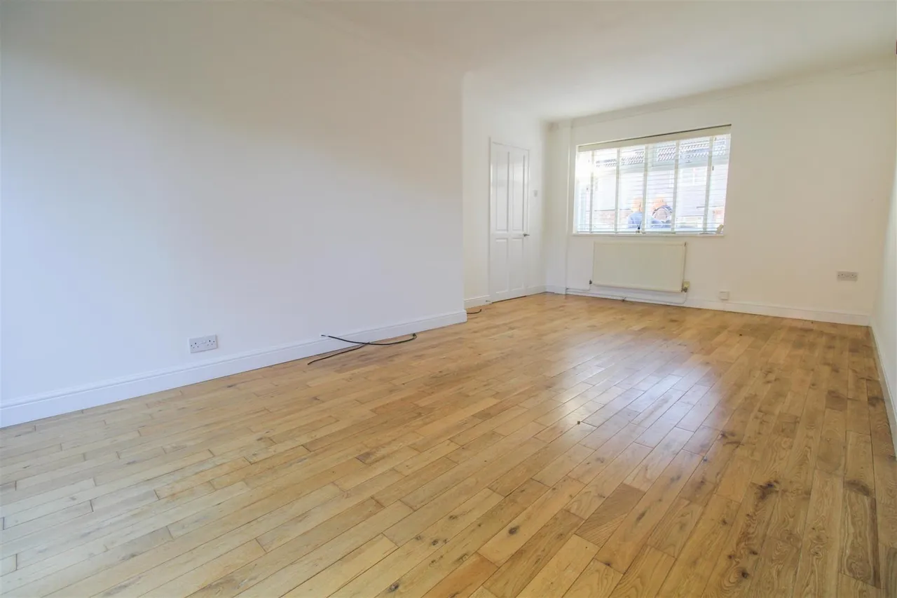 North Grove, Harlow, CM18, photo 5