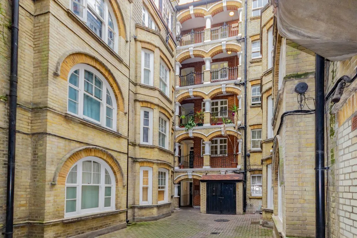 1 bed property for sale, Goldhawk Road, W12