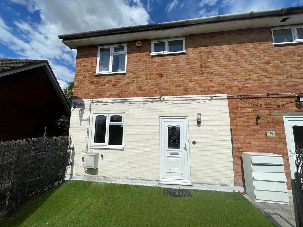 2 bed flat for sale — The Parade, Bourne End SL8 5SB