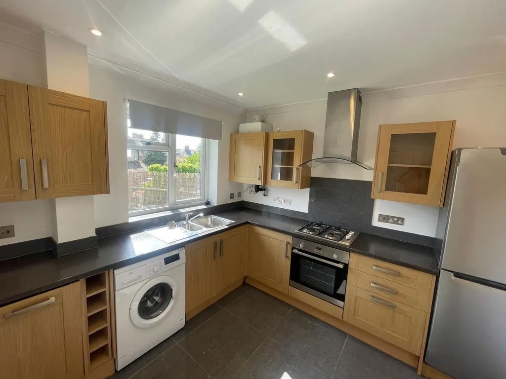 The Parade, Bourne End SL8 5SB, photo 3