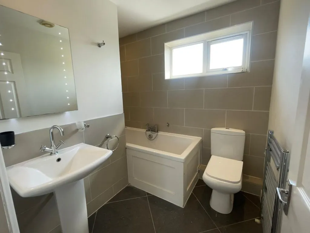 The Parade, Bourne End SL8 5SB, photo 9