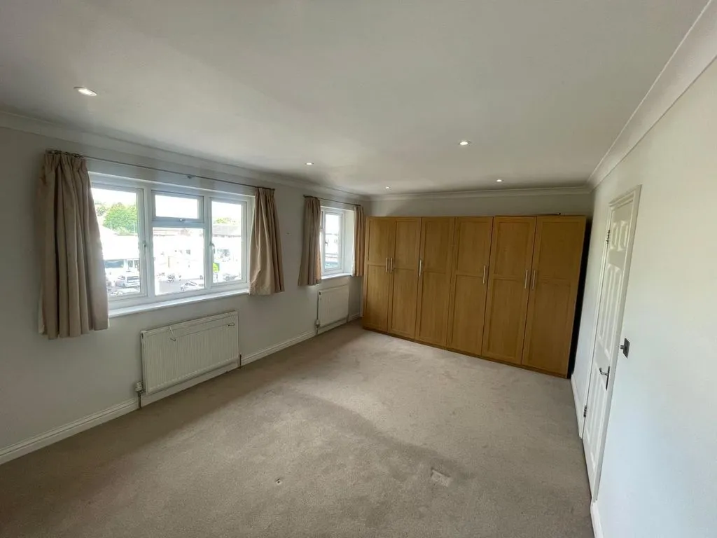 The Parade, Bourne End SL8 5SB, photo 6