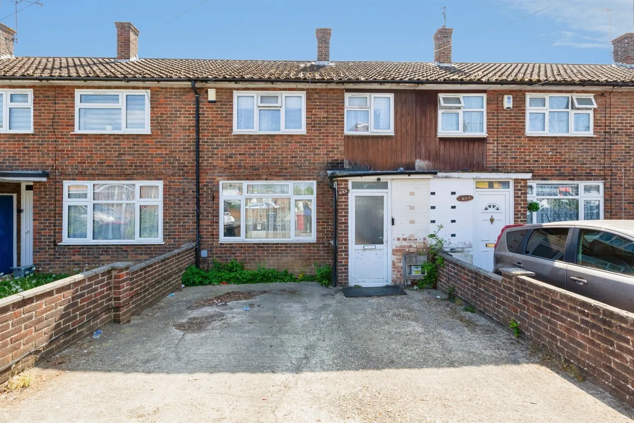 3 bed house for sale — Trelawney Avenue, SLOUGH