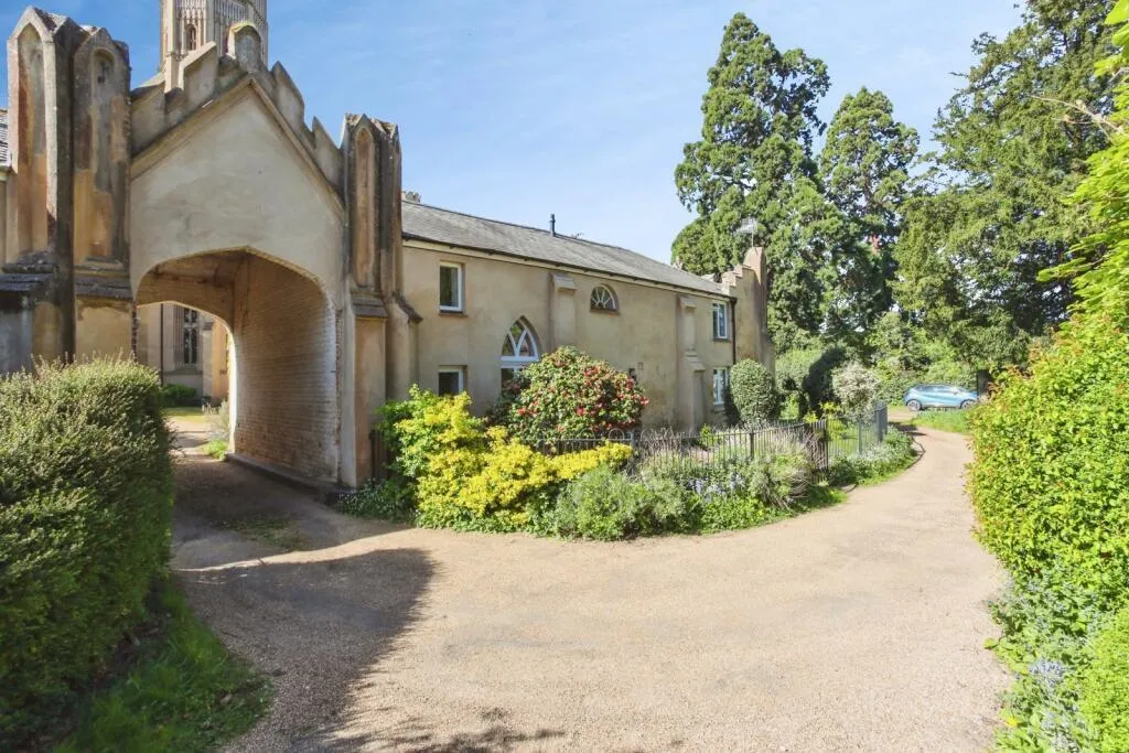 3 bed house to rent — Hadlow Castle, Hadlow
