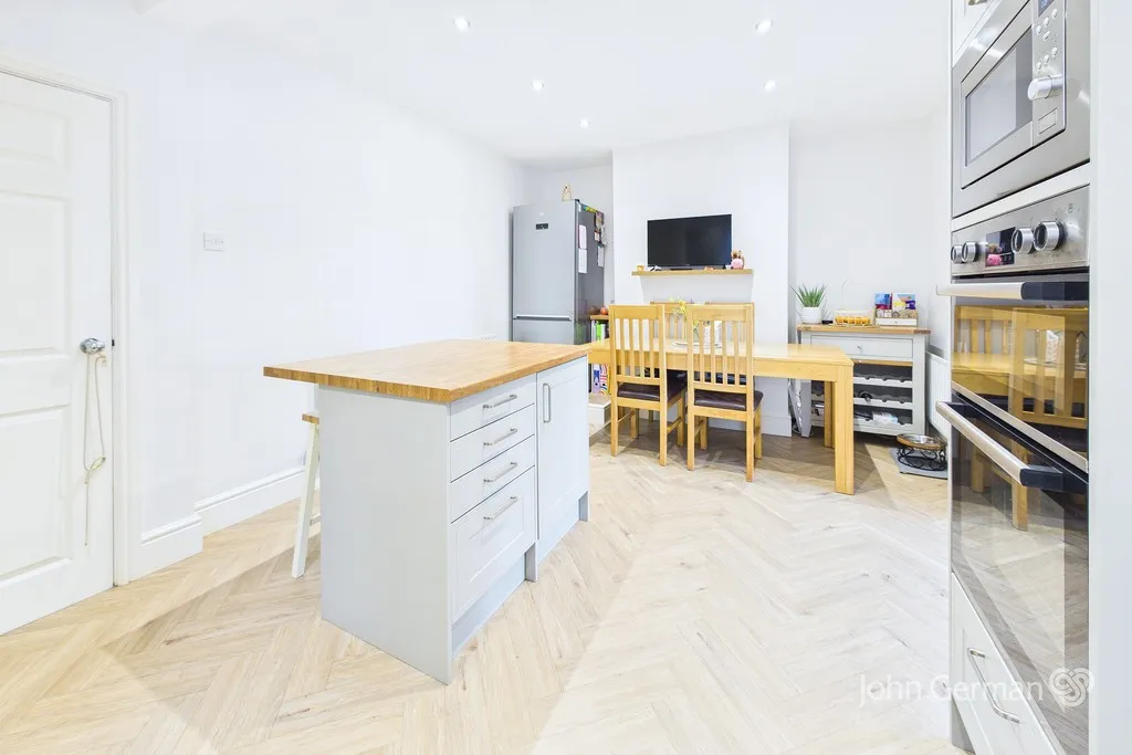 Holt Drive, Loughborough, photo 5