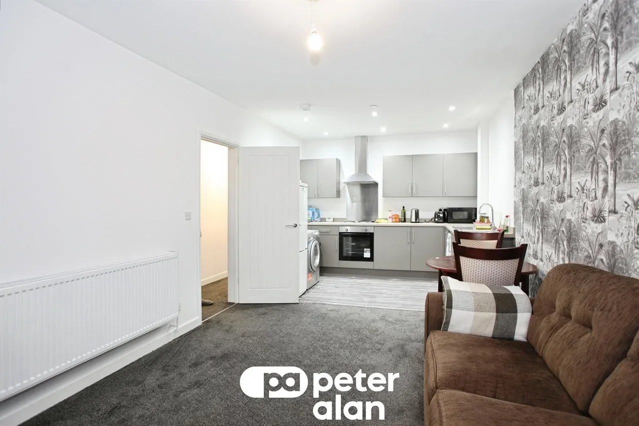Commercial Street, Blackwood, NP12, photo 2