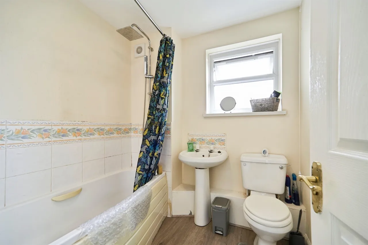 Tyersal Lane, Bradford, BD4, photo 8