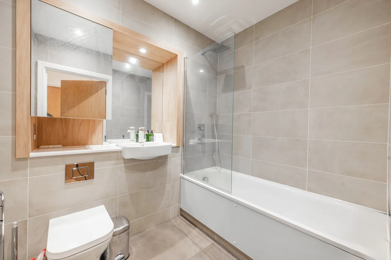Flat 14, Arrandene Apartments, Silverworks Close, London, photo 5