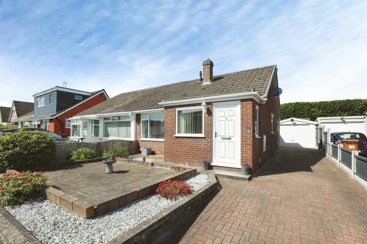 2 bed house for sale — Earls Road, Shavington, Crewe, Cheshire, CW2