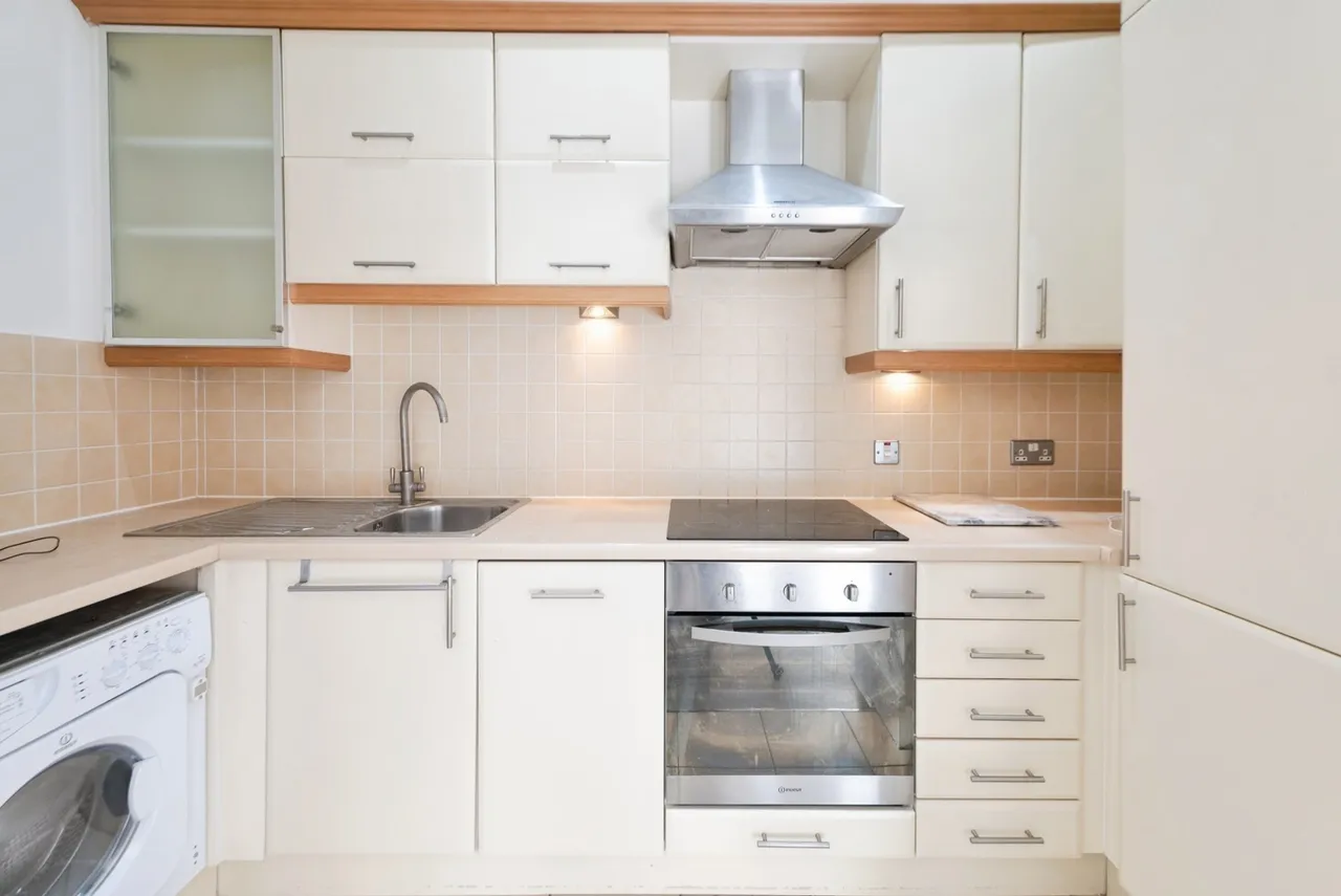 North Square, Knowle, PO17, photo 8