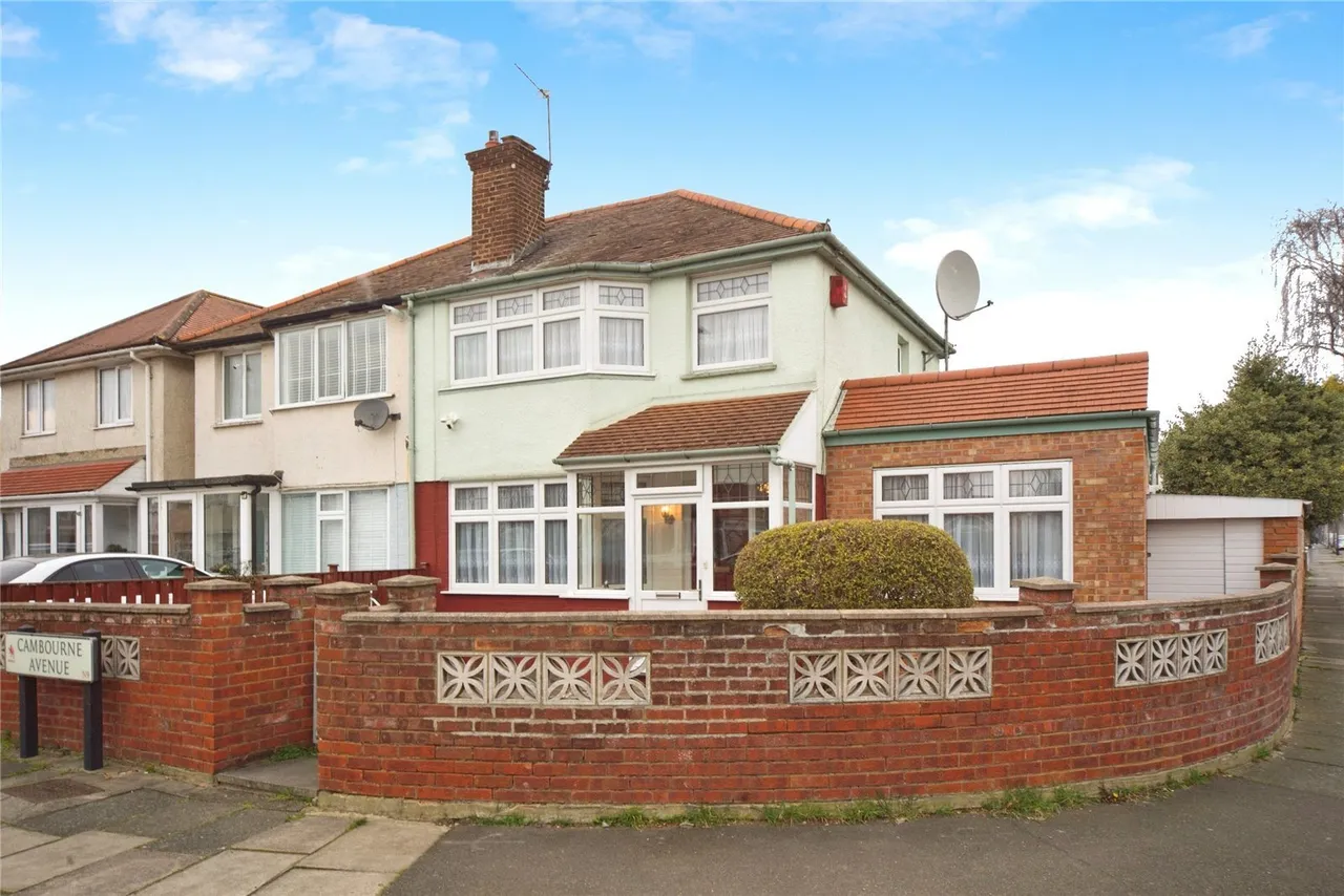 3 bed house for sale — Cambourne Avenue, London, N9
