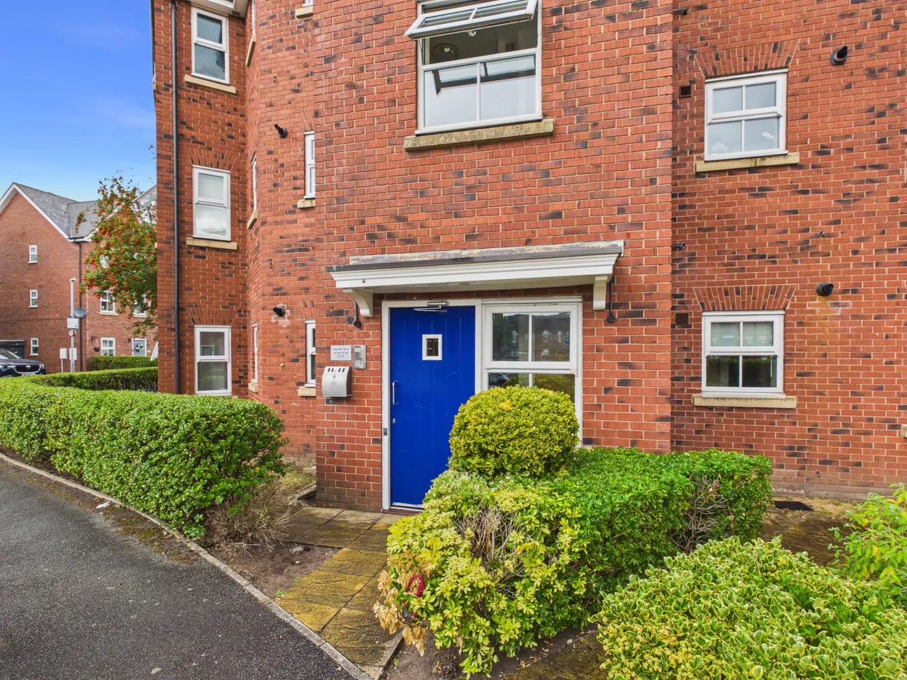 2 bed flat to rent — Holywell Drive, Warrington, WA1