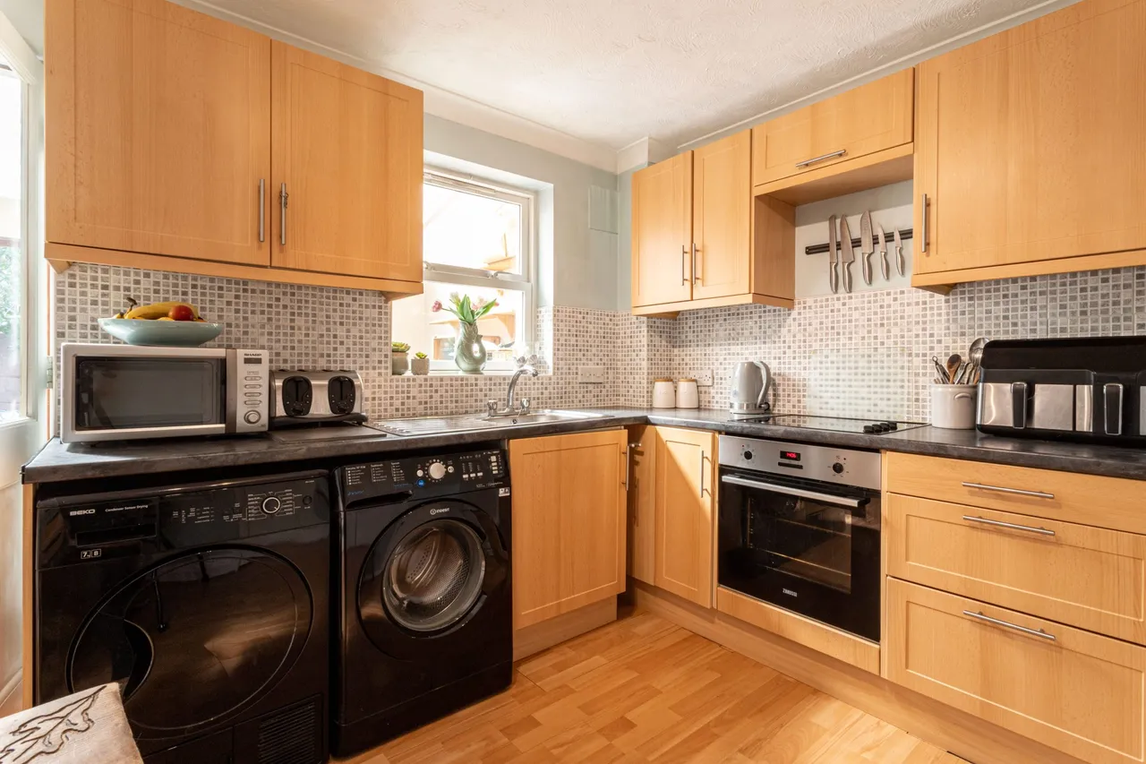 Hop Garden Road, Hook, RG27 9SU, photo 4