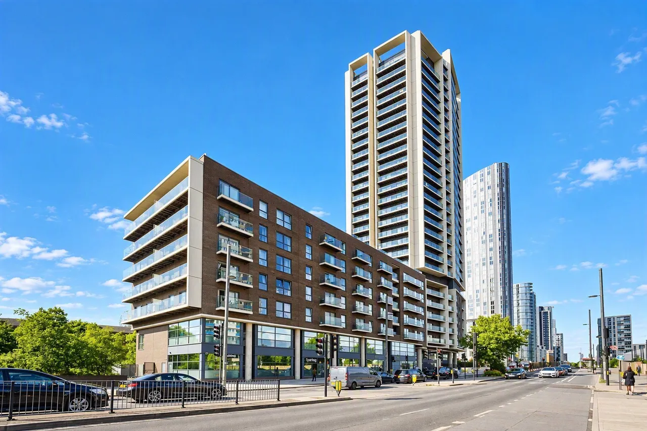 2 bed flat for sale, High Street, London, E15