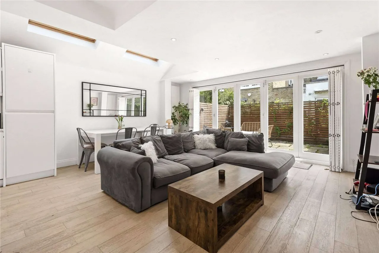 Tregarvon Road, London, SW11, photo 2