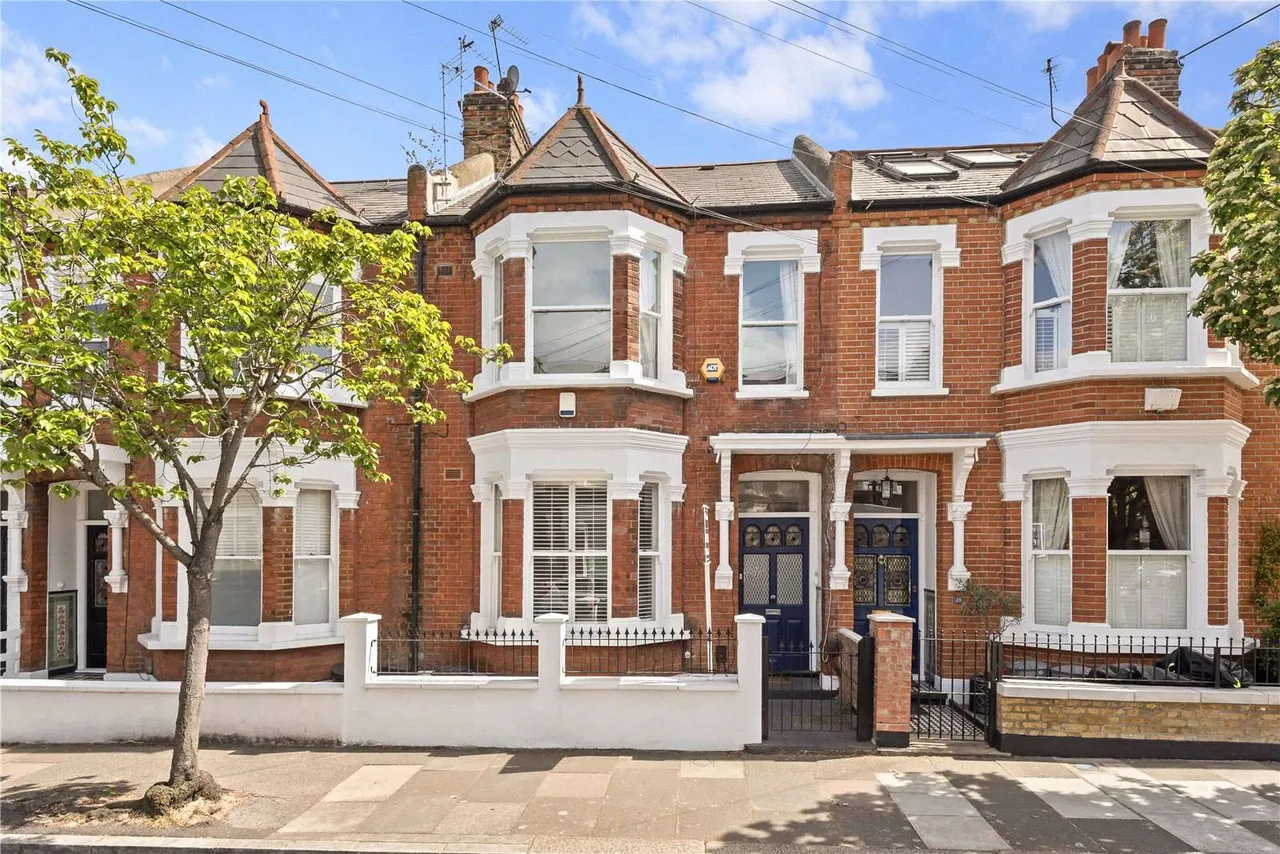 2 bed flat to rent, Tregarvon Road, London, SW11