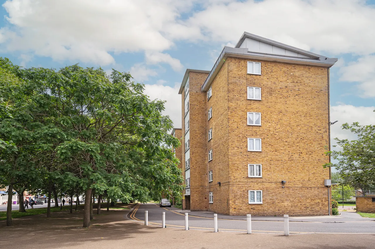 2 bed flat for sale — 32 Biscay House, Mile End Road, London