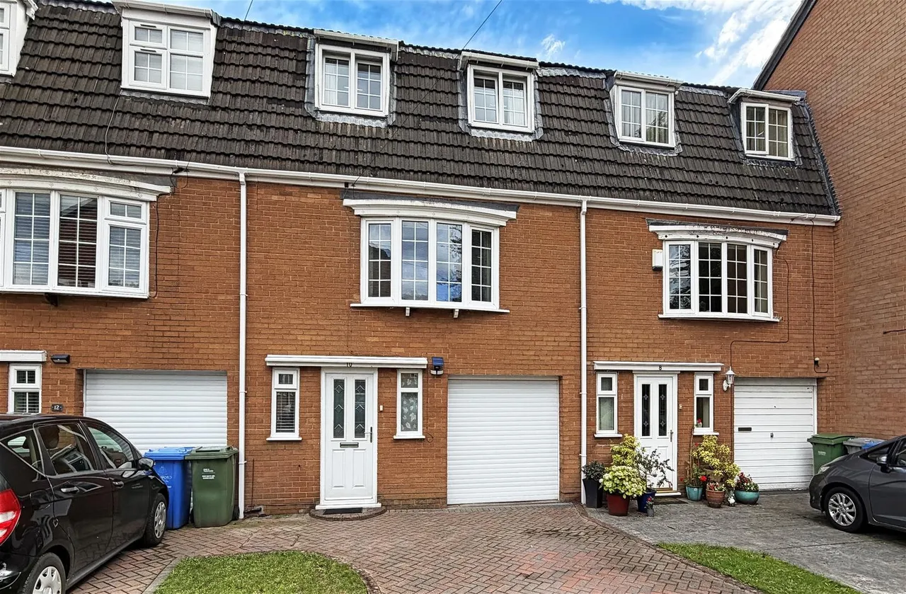3 bed house for sale — Heyes Leigh Heyes Drive, Timperley, Cheshire WA15 6EY