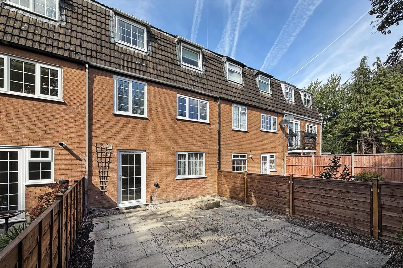 Heyes Leigh Heyes Drive, Timperley, Cheshire WA15 6EY, photo 28