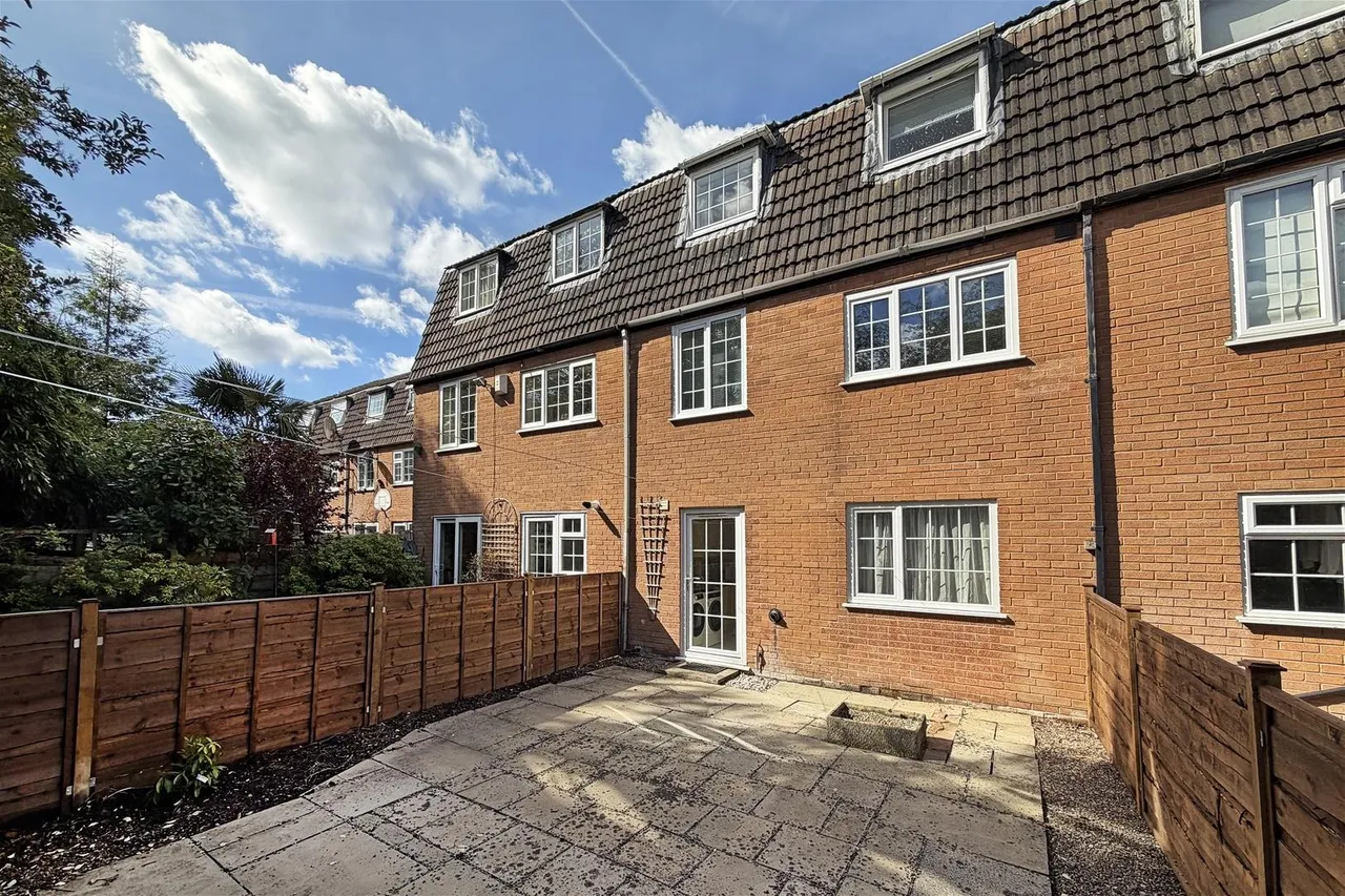 Heyes Leigh Heyes Drive, Timperley, Cheshire WA15 6EY, photo 16