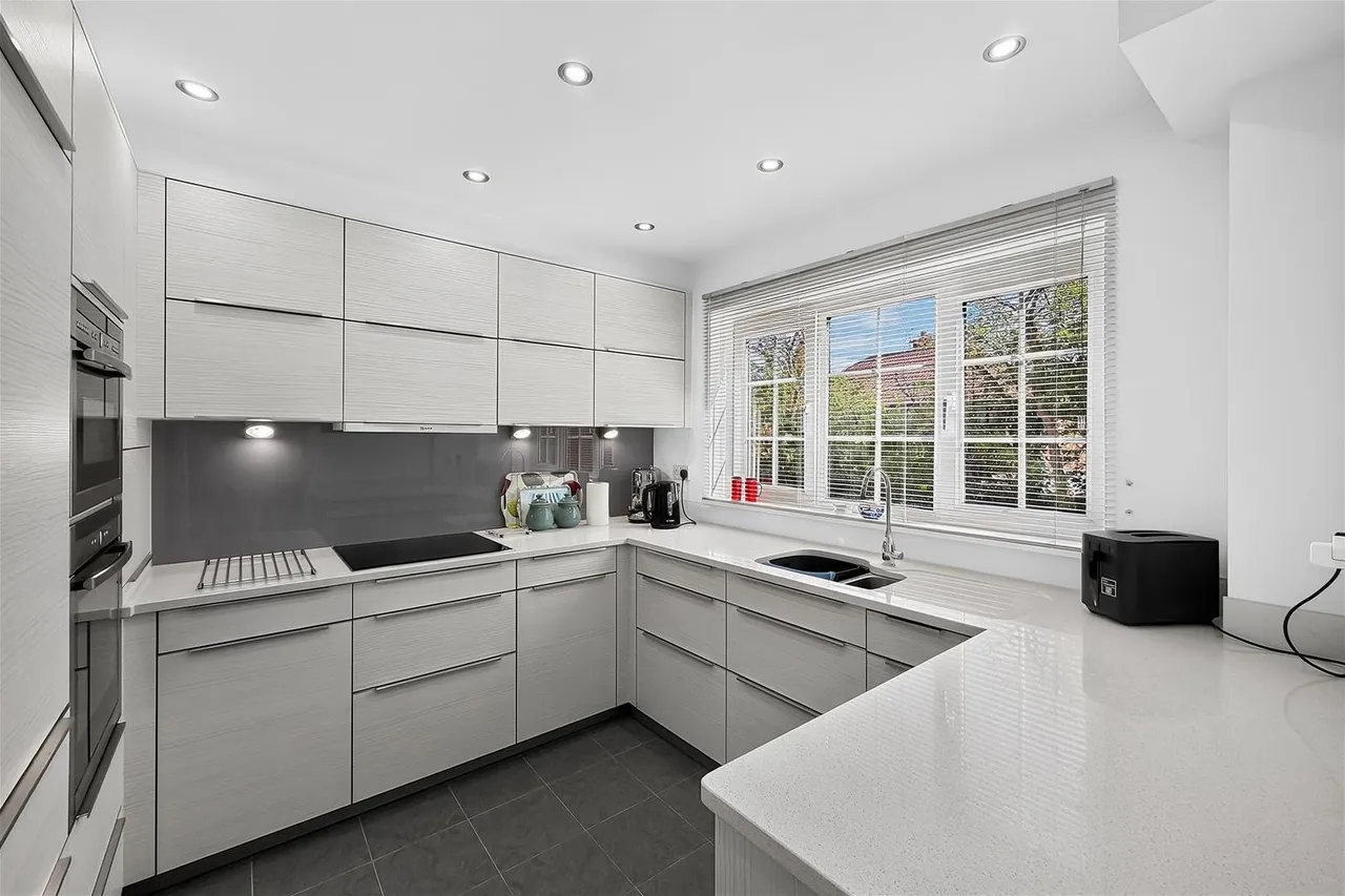 Heyes Leigh Heyes Drive, Timperley, Cheshire WA15 6EY, photo 3