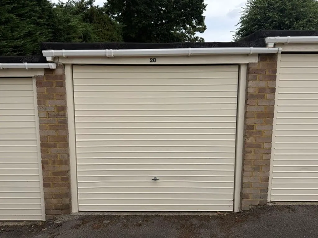 property to rent — Heathside, Weybridge KT13 9YH