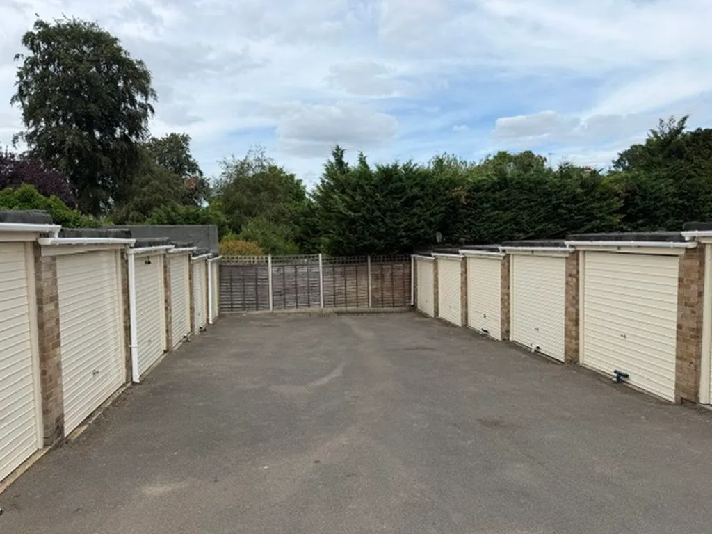 Heathside, Weybridge KT13 9YH, photo 2