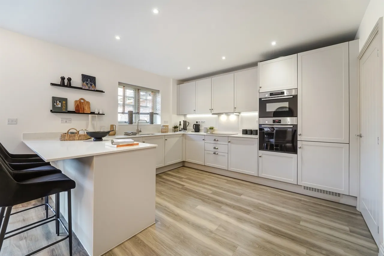 Headley Chase, Epsom, Kt18, photo 4