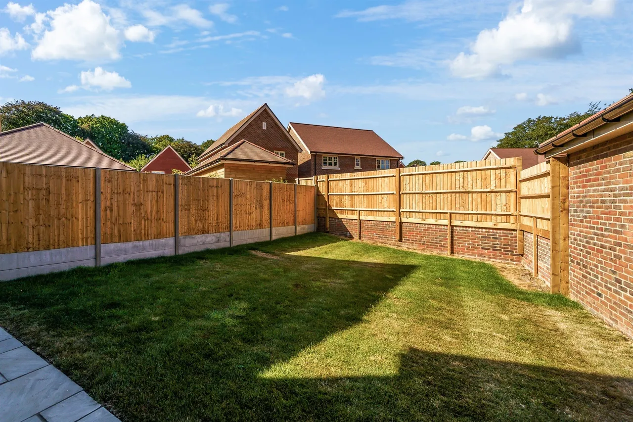 Headley Chase, Epsom, Kt18, photo 10