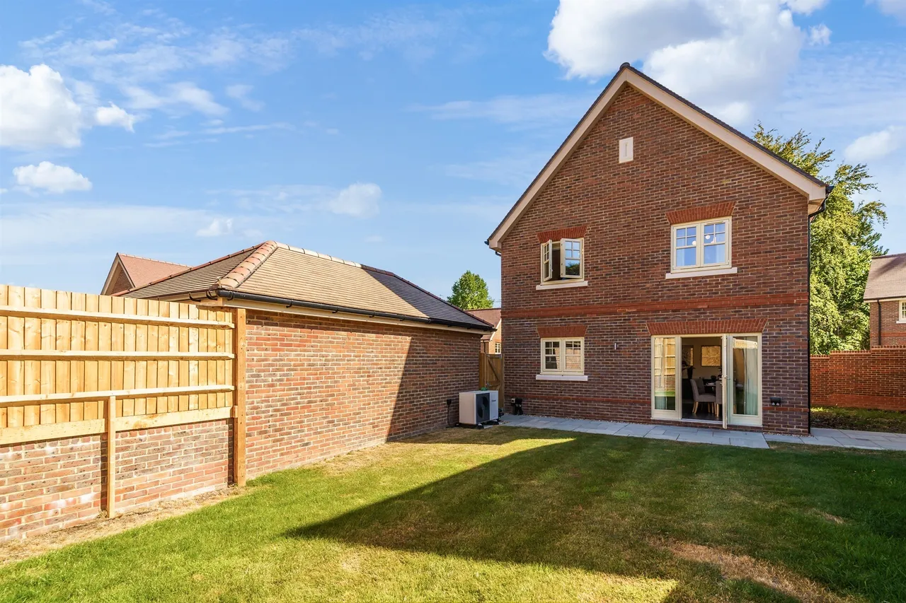 Headley Chase, Epsom, Kt18, photo 9
