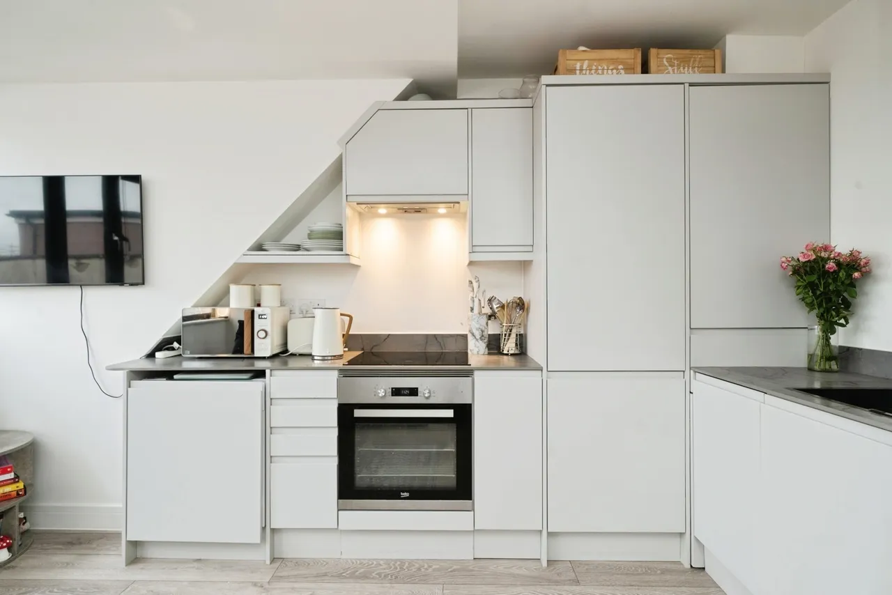 High Street, Leatherhead, KT22, photo 9