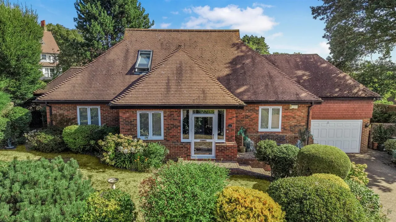 Sandy Croft, Birchfield Grove, Ewell, KT17 3DP, photo 2