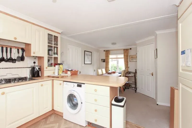 Chesham Road, Wigginton, Hertfordshire, HP23 6JF, photo 2