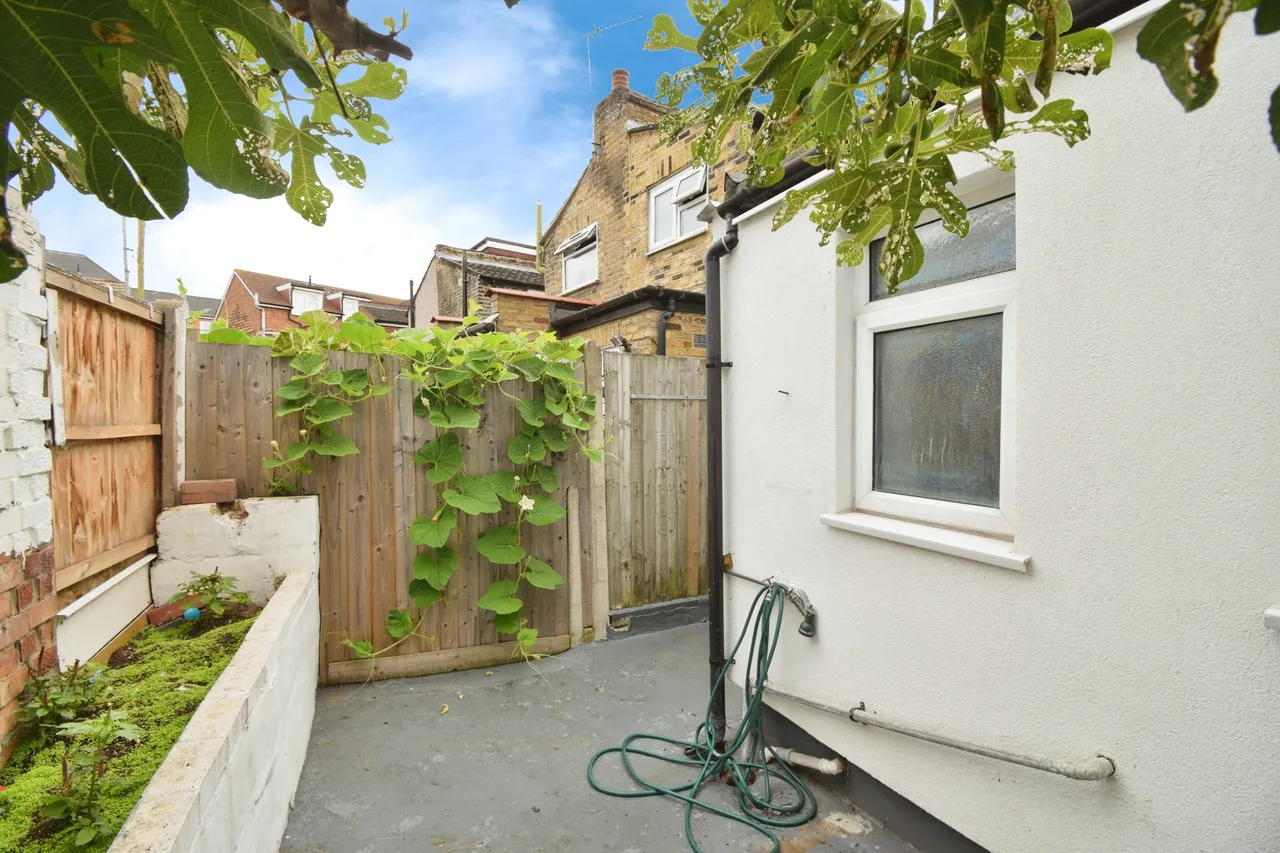 Fentons Avenue, London, E13, photo 2