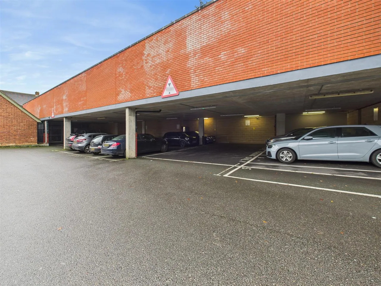 Crown Apartments, 45 Westholme Gardens, Ruislip, HA4 8QH, photo 9