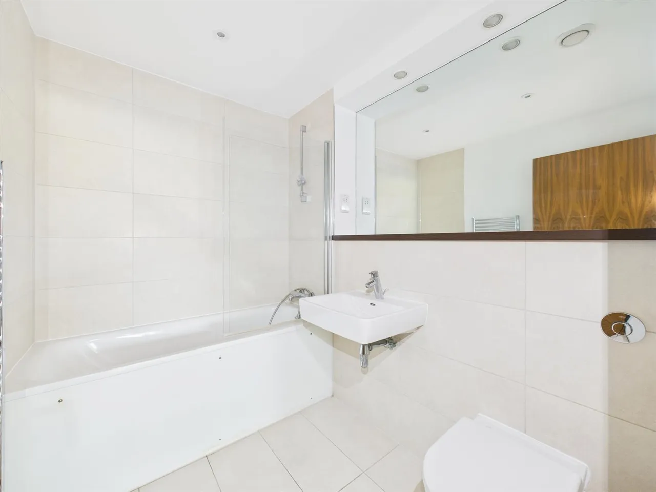 Crown Apartments, 45 Westholme Gardens, Ruislip, HA4 8QH, photo 7