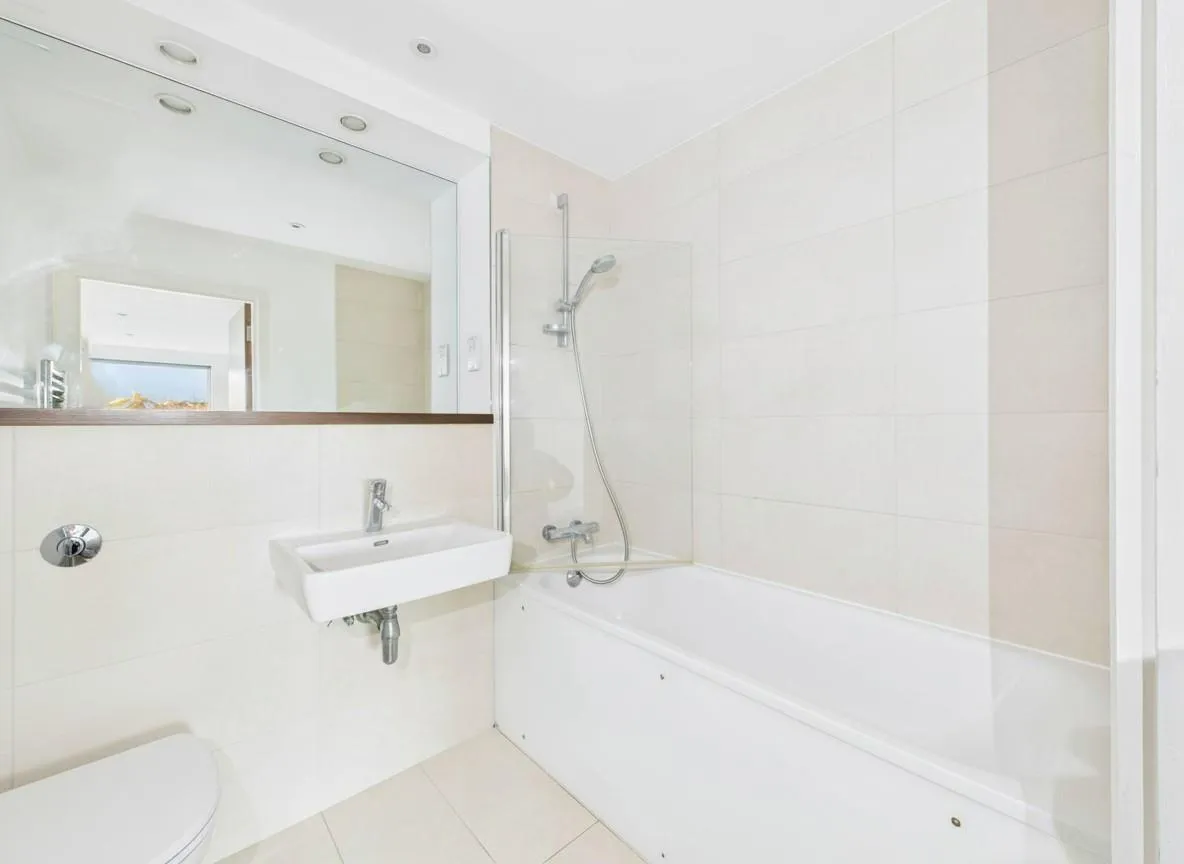 Crown Apartments, 45 Westholme Gardens, Ruislip, HA4 8QH, photo 5