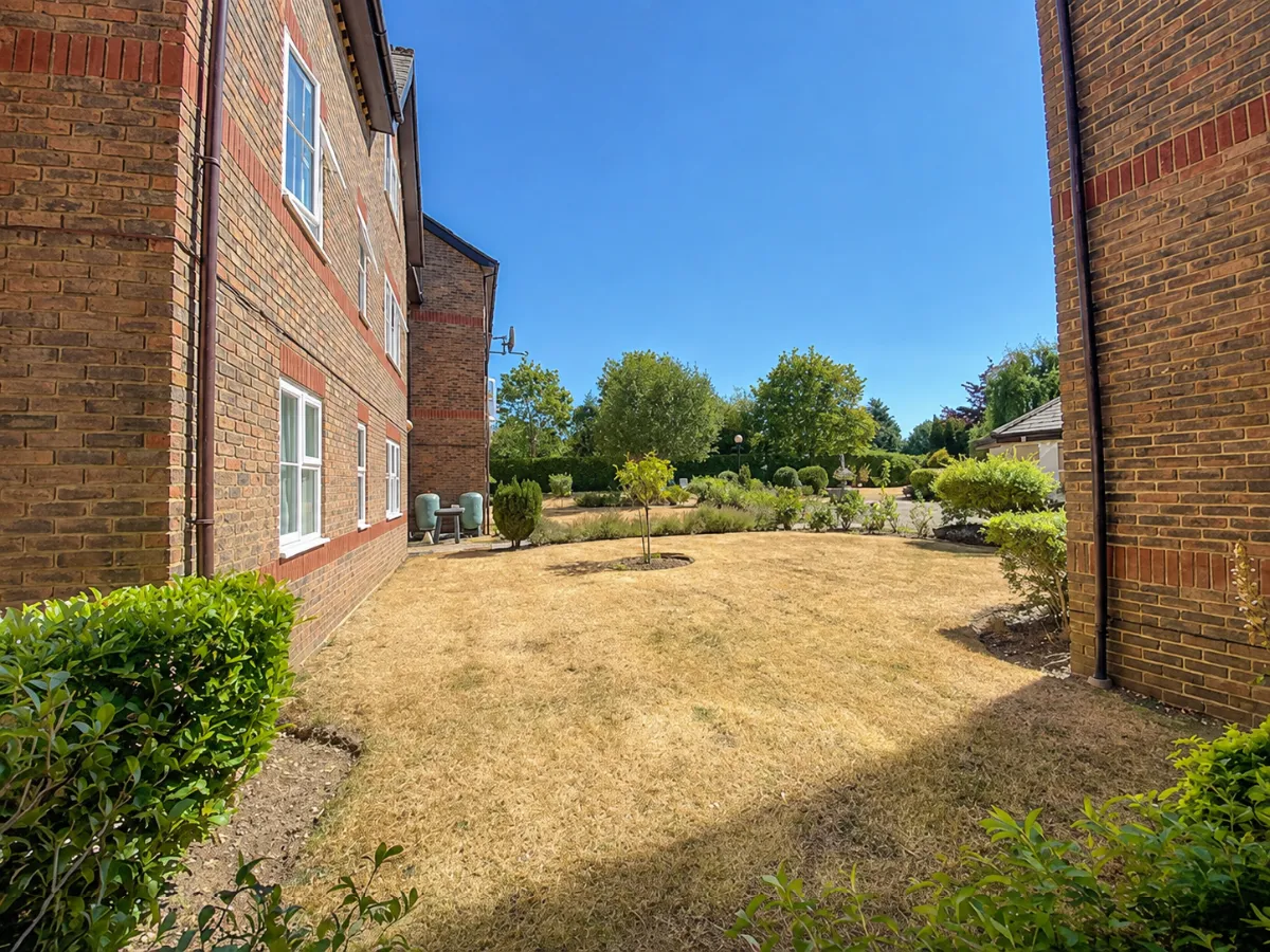 2 bed flat for sale — Queenswood House, Eastfield Road, Brentwood