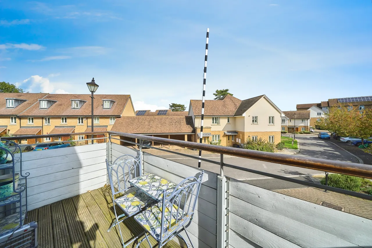 2 bed flat for sale — New Mossford Way, Ilford