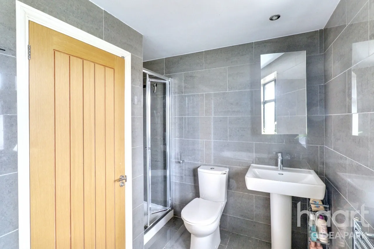 Netherpark Drive, Gidea Park, RM2, photo 15